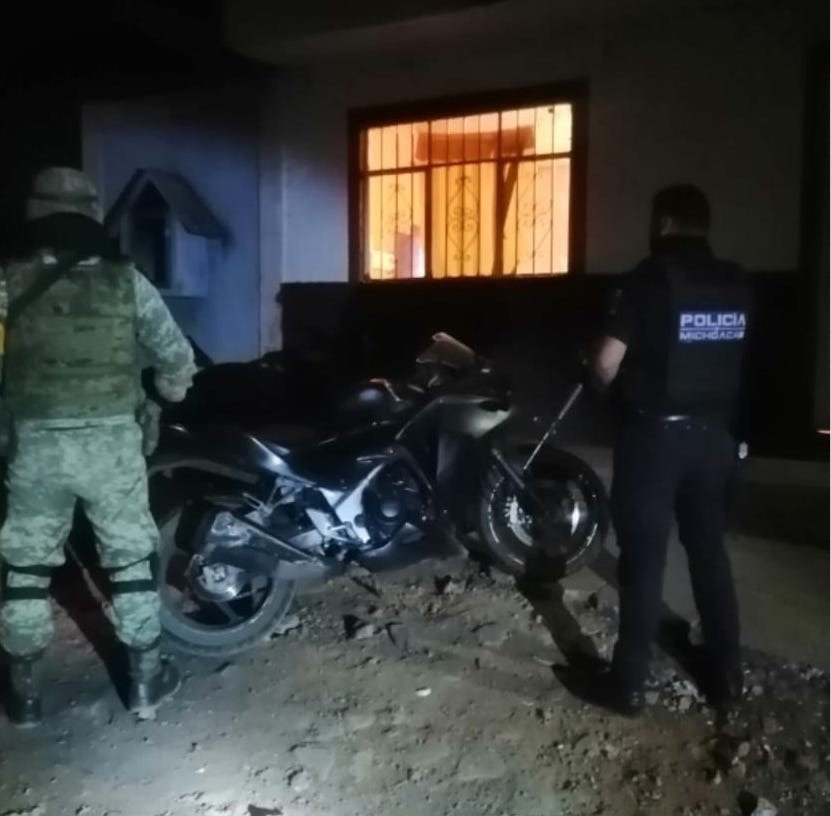Aseguran SSP y Sedena 2 vehículos con reporte de robo y un artefacto explosivo, en Tacámbaro