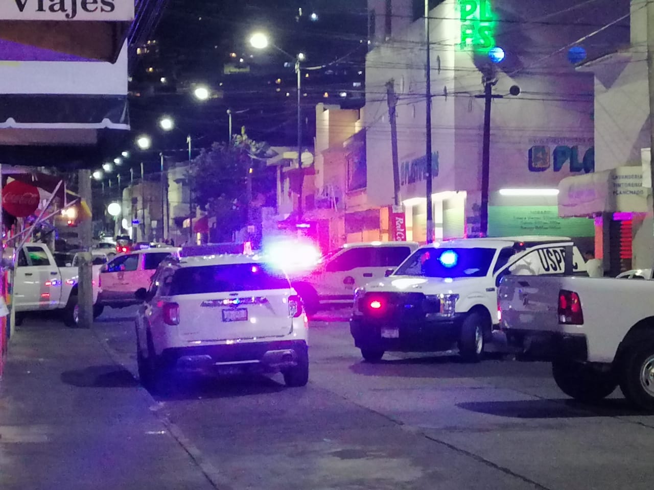 Sujetos armados atacan a balazos a dos hombres que se encontraban a bordo de un taxi, en las calles de la Colonia Félix Ireta