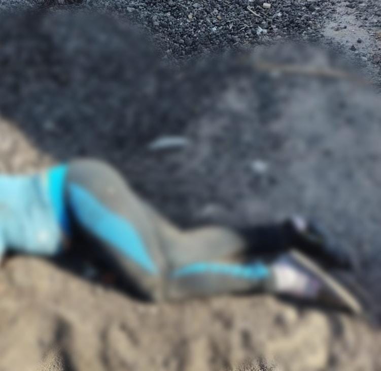 Localizan el cadáver de una mujer que presentaba impactos de bala, tirada en un montón de arena