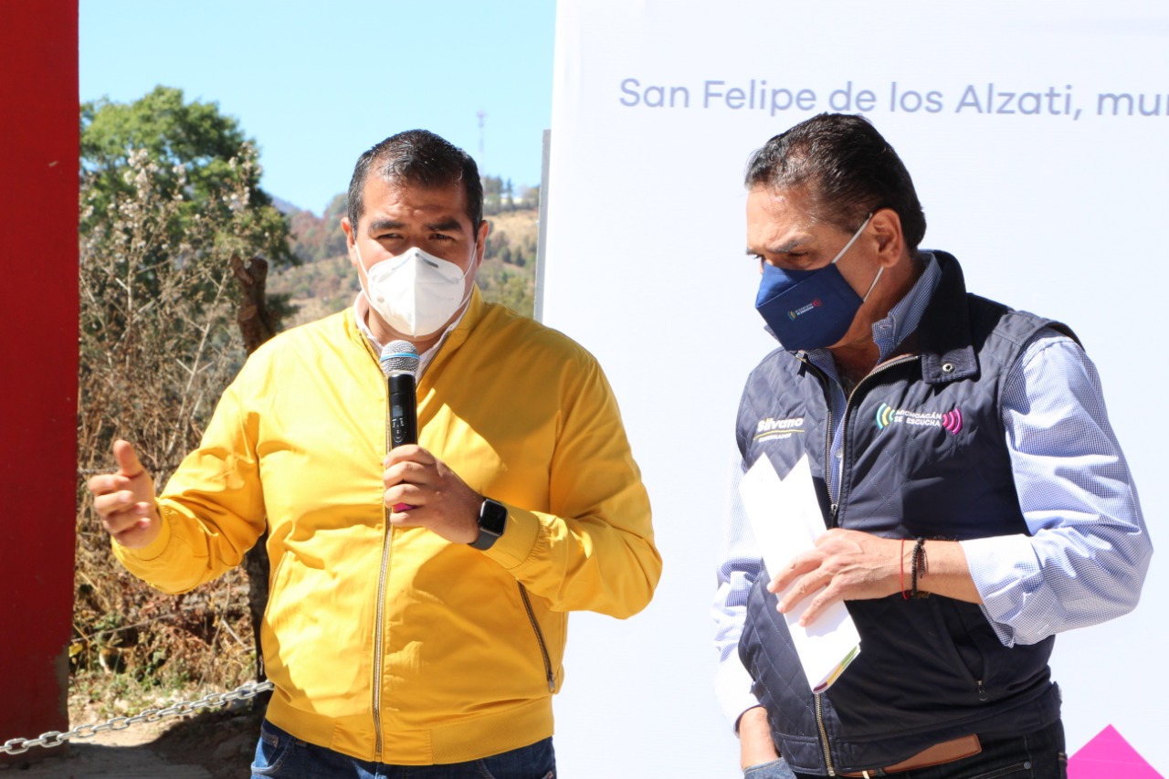 Entregan gobernador de Michoacán y presidente municipal, obras de infraestructura carretera en Zitácuaro