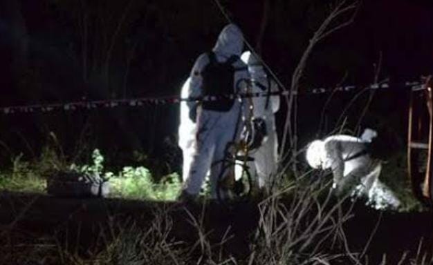 Localizan el cadáver de un hombre desconocido, con impactos de bala, semi enterrado, en un predio rústico