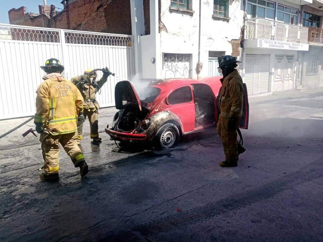 Se incendia VW en céntrica calle de Cd. Hidalgo