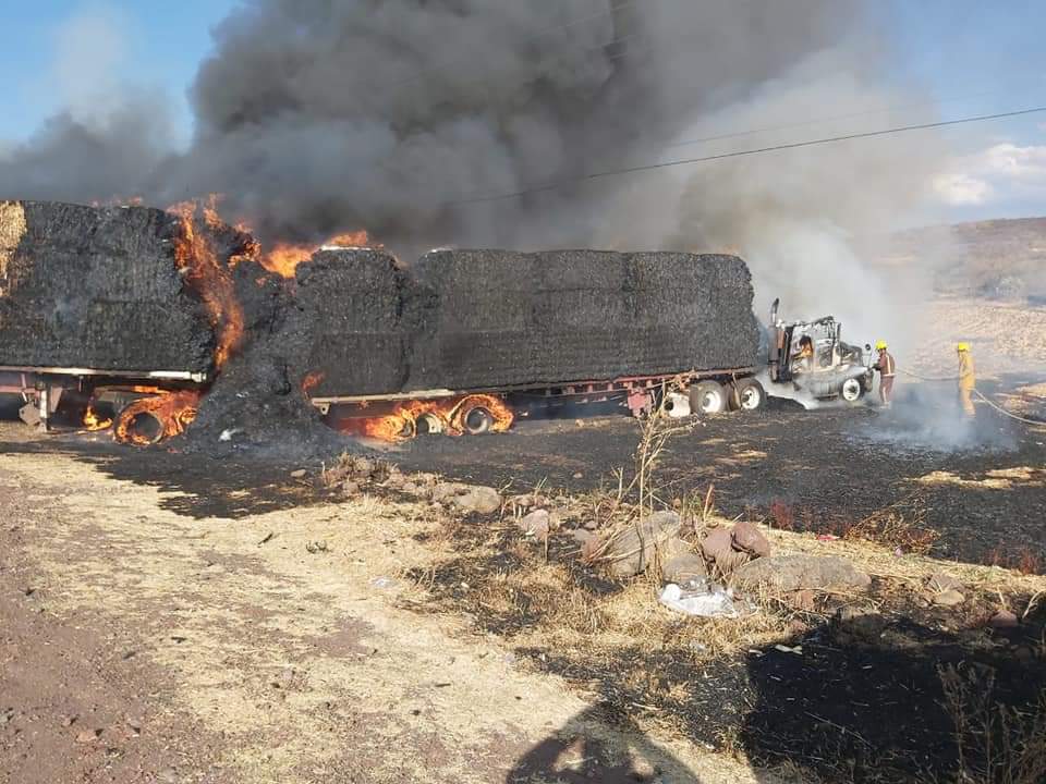 Se incendia Tractócamion doble semirremolque con pacas de paja.