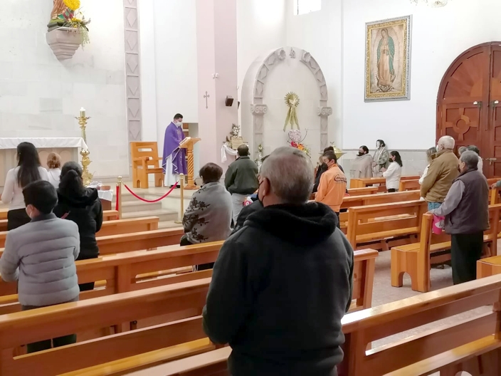 Iglesias realizaron imposición del Miércoles de Ceniza con poca afluencia de personas y entregando bolsitas para llevar la ceniza