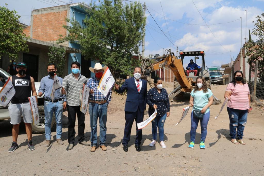 El Gobierno Municipal de Hidalgo dio el banderazo de arranque a los trabajos de pavimentación hidráulica de la calle Acatita de Bajan de la Colonia Independencia