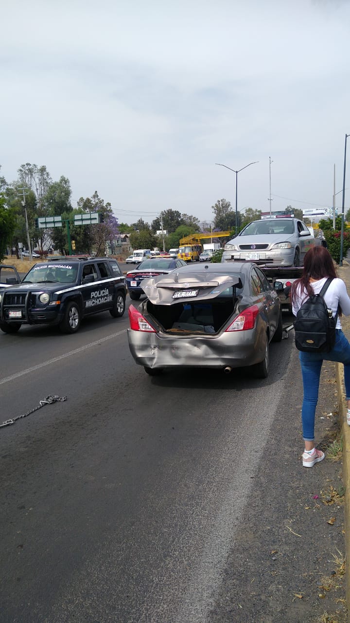 Tráiler sin control se llevó cuatro vehículos