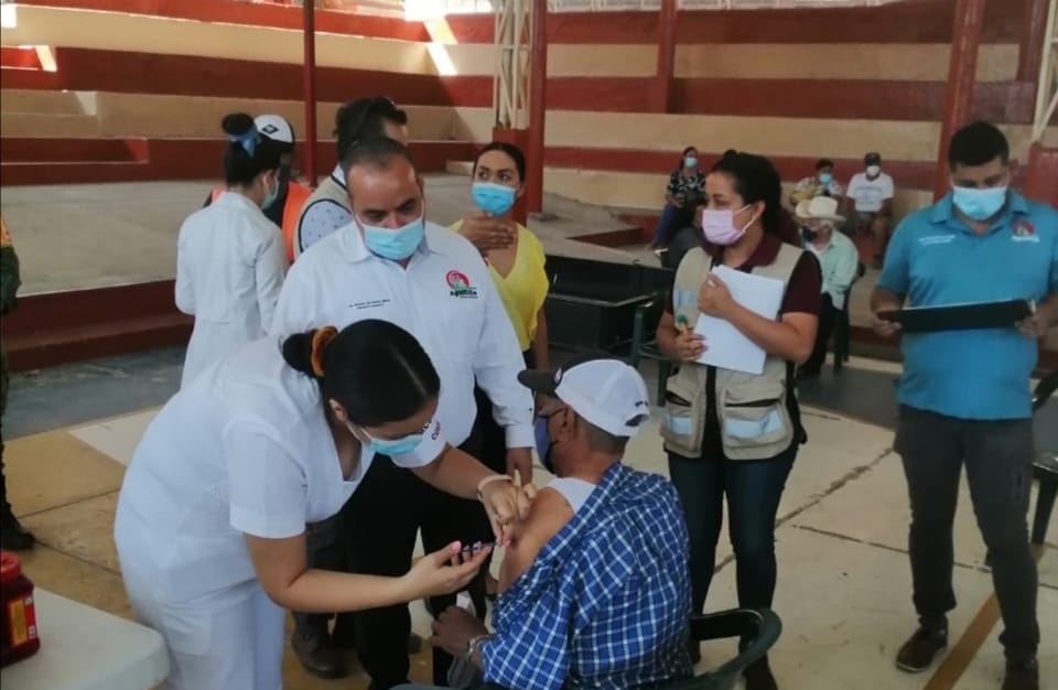 Inicia vacunación contra COVID-19 en Aguililla y Churumuco para adultos mayores de 60 años