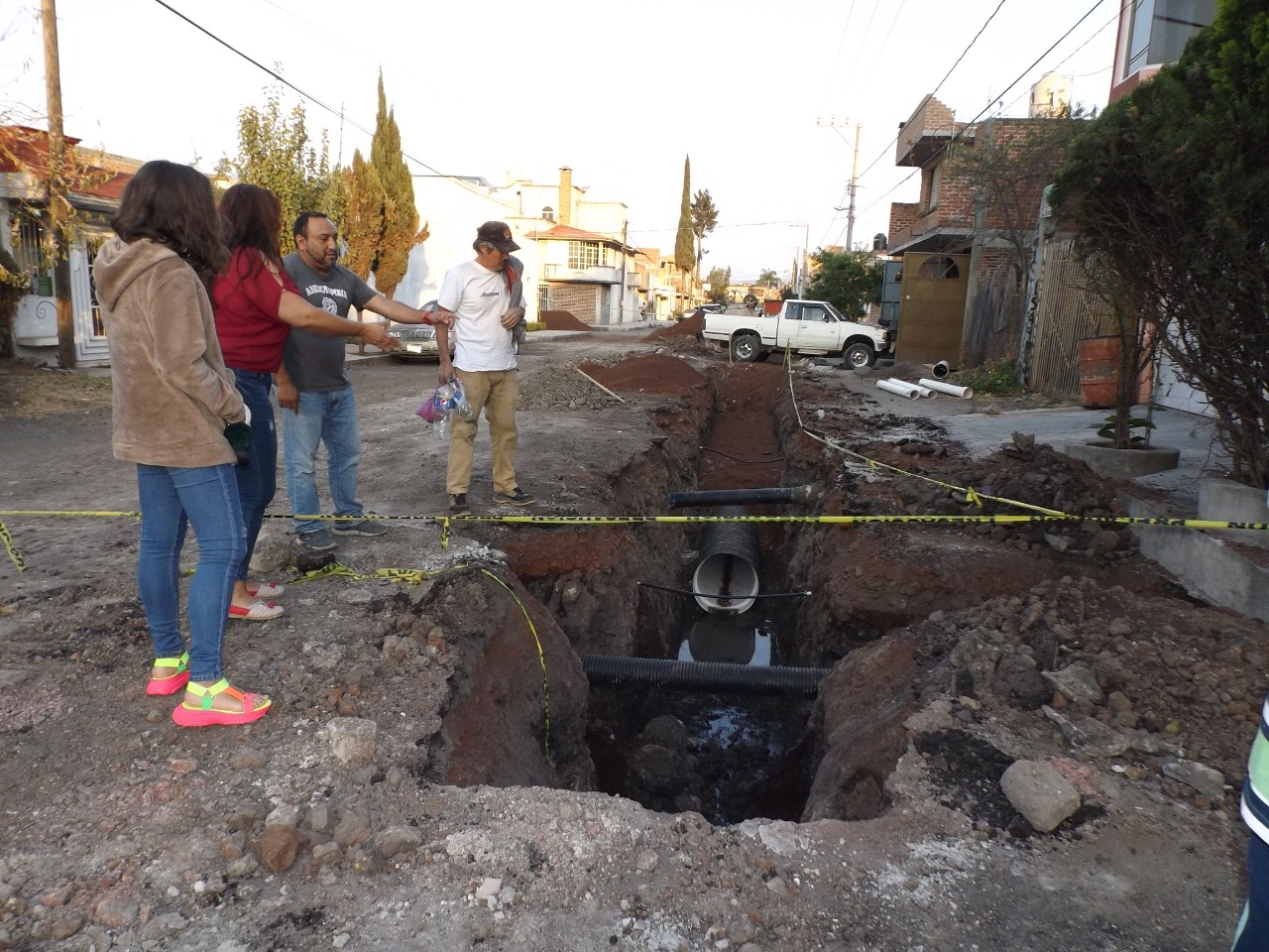 Vecinos de la Calle Ana María Berlanga se inconforman por obra “desagüe de aguas pluviales”