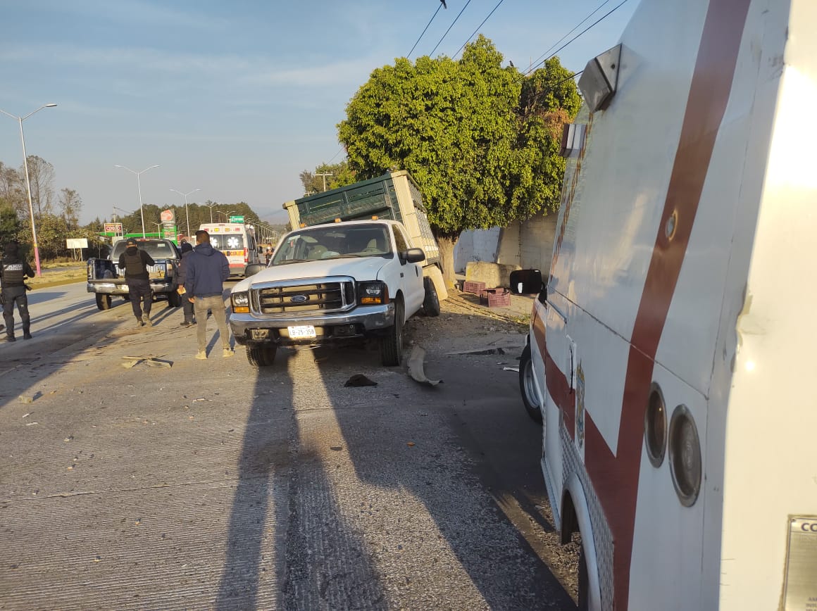 Una persona lesionada y cuantiosas perdidas materiales al chocar dos camionetas en la Carretera Zitácuaro- Toluca