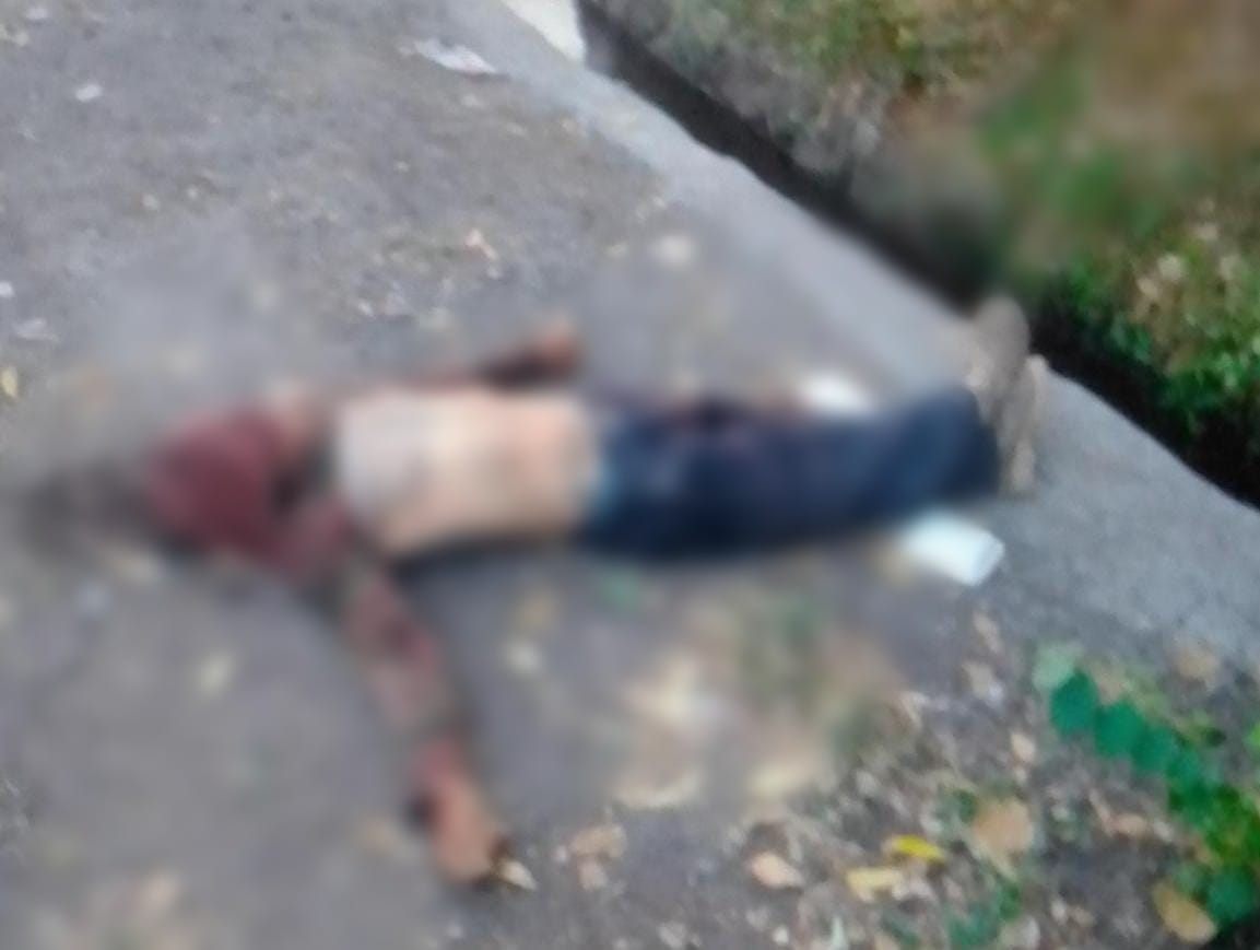 Localizan el cadáver de un hombre con huellas de violencia, tirado sobre la carretera Apatzingán – Cuatro Caminos