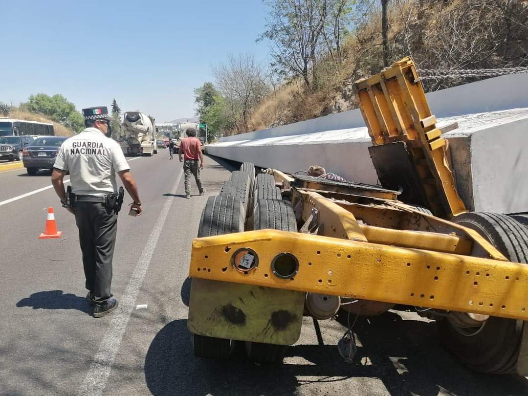 De nueva cuenta una estructura de concreto llamadas «ballenas», utilizada para construcción de puentes, se cayó