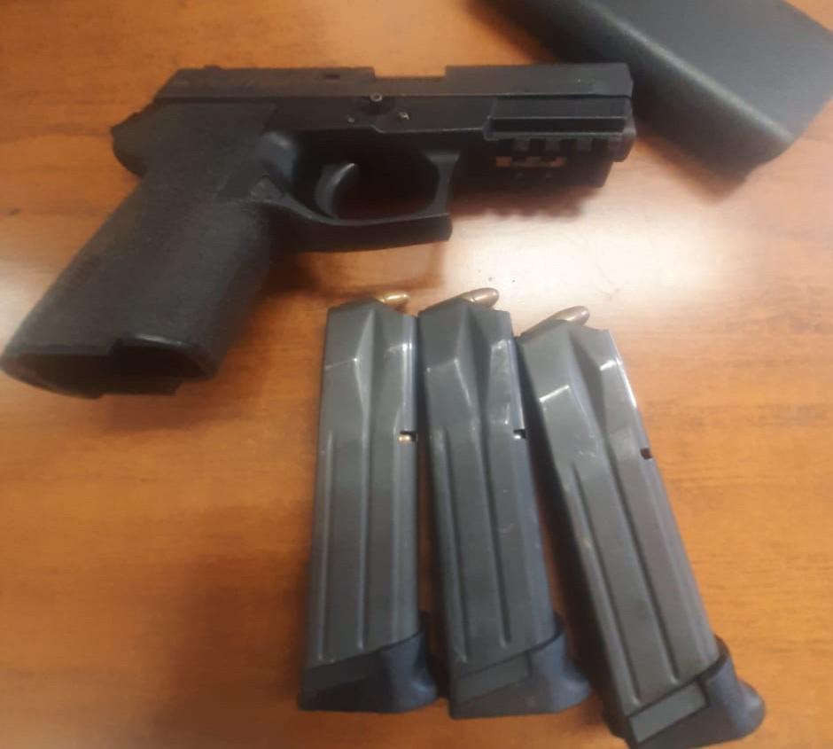 En acción interinstitucional, detienen a uno en posesión de un arma, cargadores y cartuchos útiles
