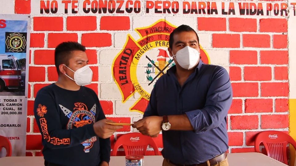 Entrega alcalde apoyo a Bomberos, para el traslado del camión motobomba a Zitácuaro