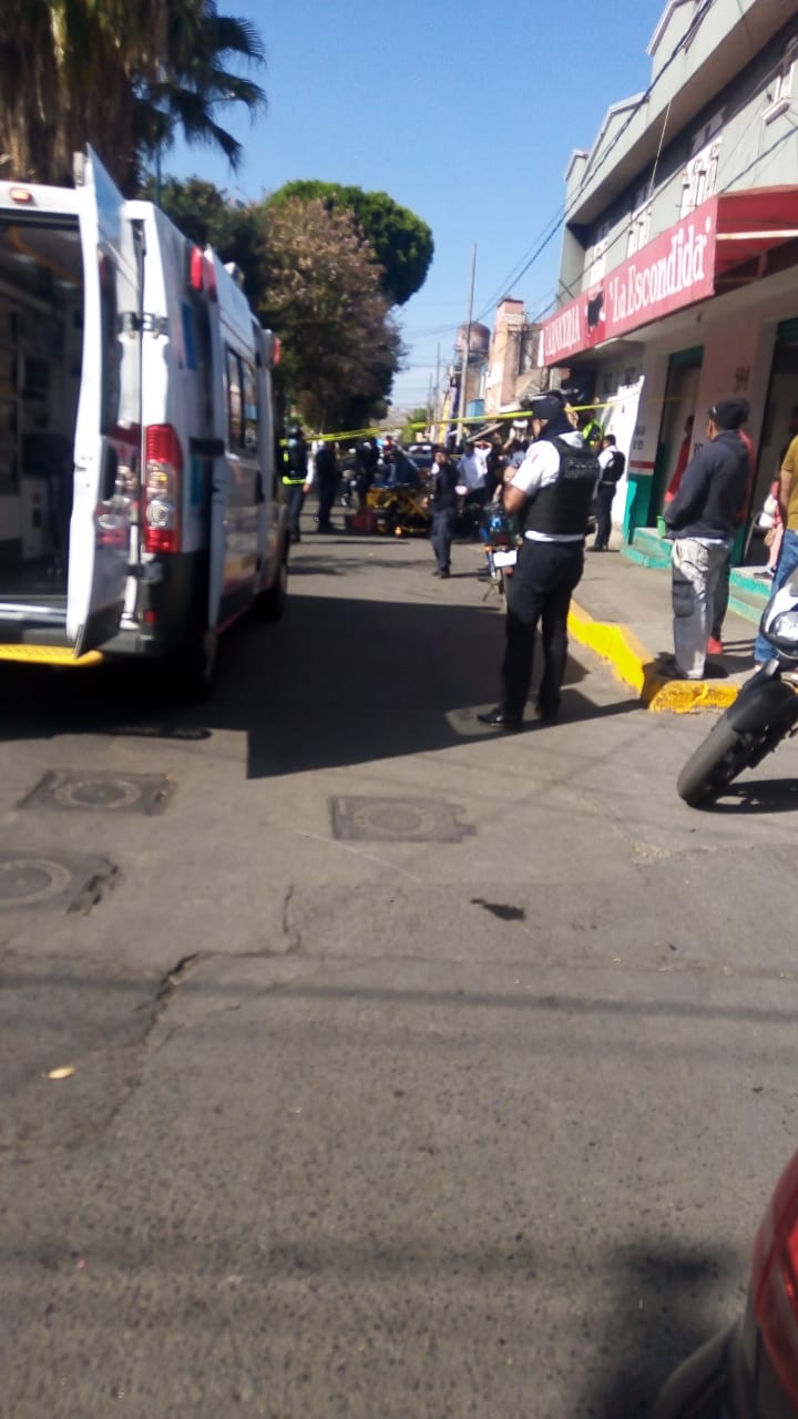 Sujetos armados atacan a balazos a una mujer y a un masculino