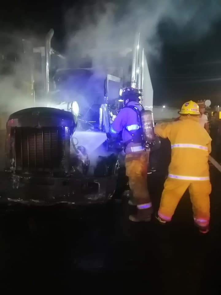 Bomberos Voluntarios de Uruapan atendieron el reporte del incendio de dos tráiler, al interior del mercado de Abastos