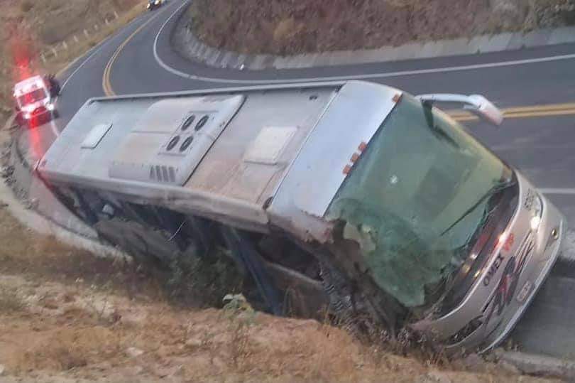 Mueren 7 personas al volcar un autobús en la carretera Acambay – Querétaro