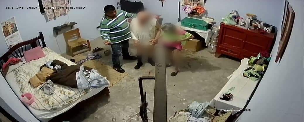 Sujeto golpea brutalmente a pareja de ancianitos para roblarlos