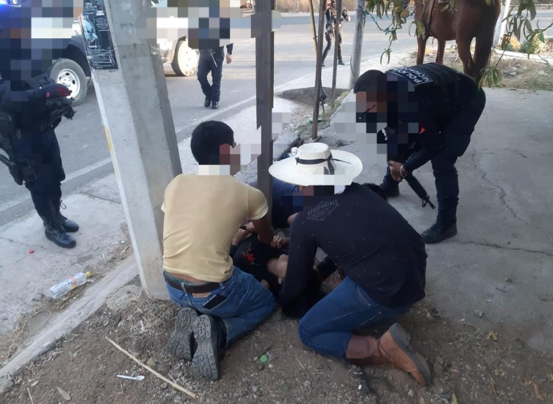 En las inmediaciones de la Tenencia de Zirahuato, sicarios a bordo de un vehículo atacaron a balazos a dos jovencitas