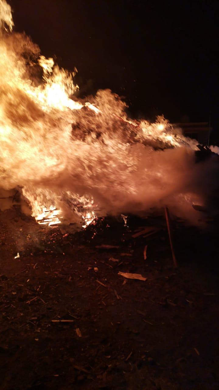 Bomberos voluntarios y CREHI controlan incendio de un aserradero en San Lucas Huarirapeo