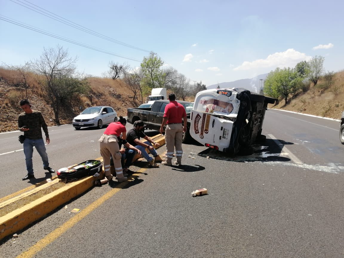 Se registró aparatosa volcadura entre dos camionetas