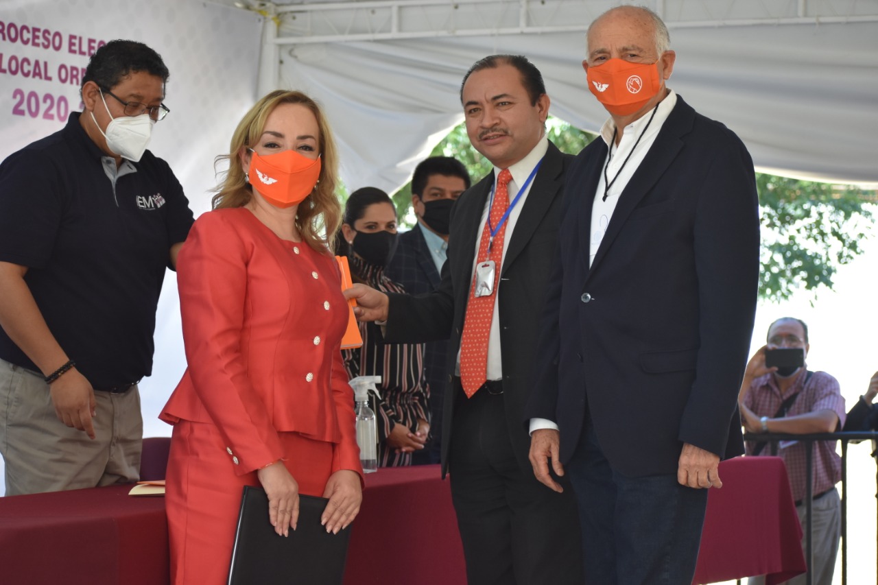 Mercedes Calderón García presentó su solicitud de registro ante el IEMGracias