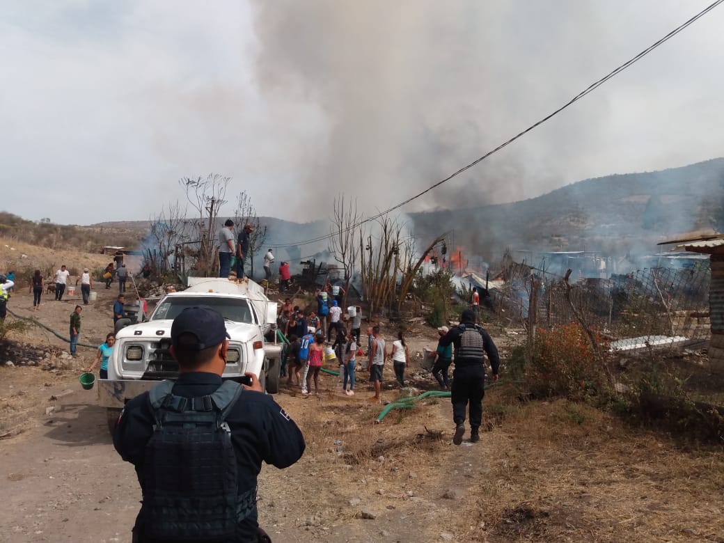 Incendio consume al menos 15 casas de madera y láminas de cartón