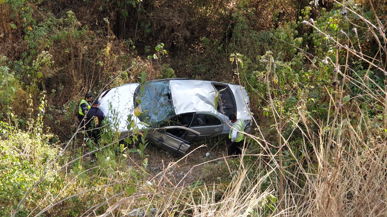 Dos personas lesionadas al volcar un automóvil en las curvas del gato