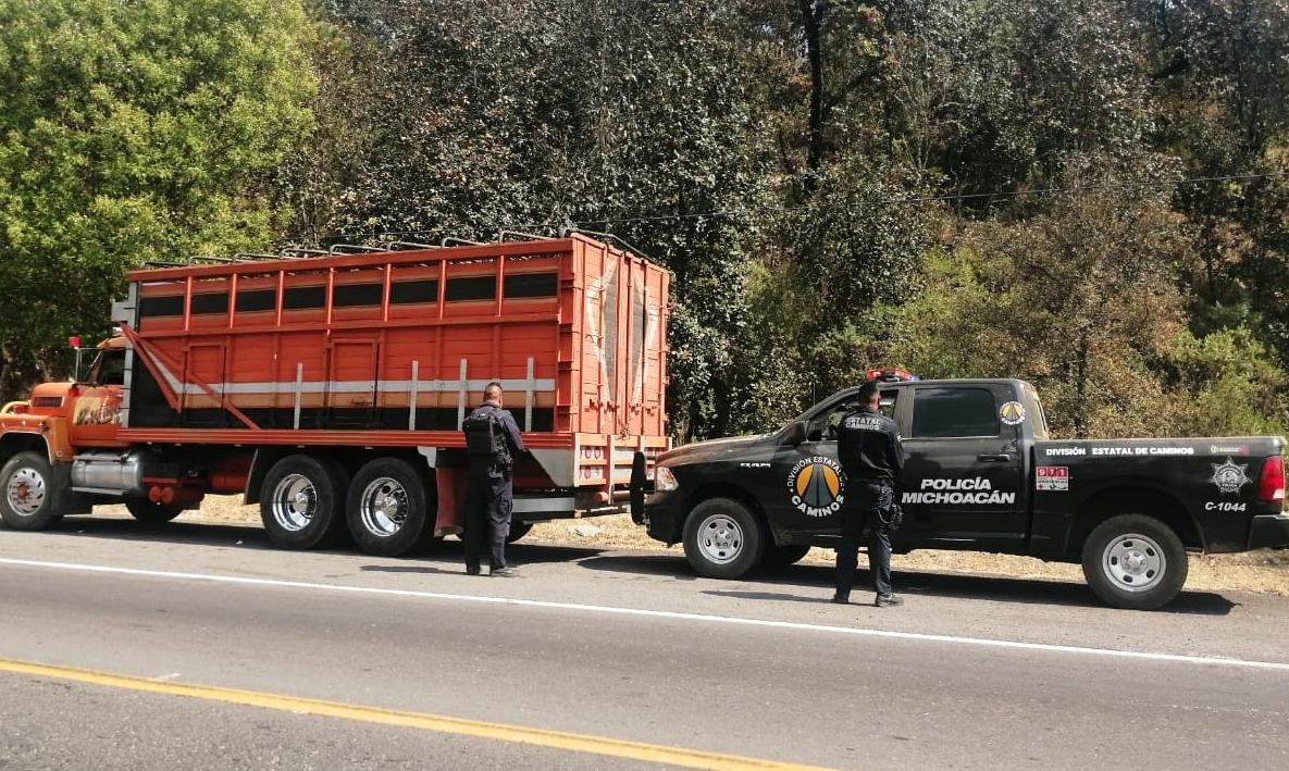 Detiene División Estatal de Caminos a uno en posesión de camión con reporte de robo