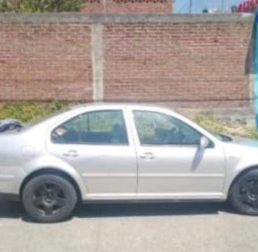 En un operativo aseguraron un vehículo abandonado, donde los asaltantes de la joyería Bizzaro, huyeron, además aseguraron joyas diversas