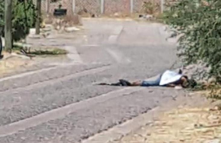 Encuentran el cadáver de un hombre desconocido que presentaba heridas por impactos de bala y tenía un desarmador clavado al pecho con una cartulina con un mensaje