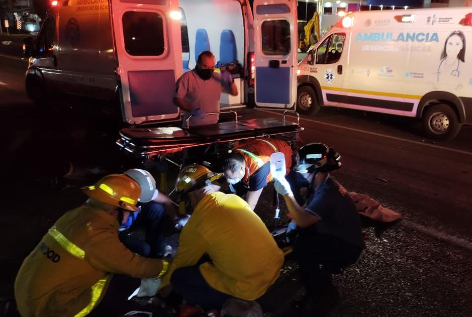 Saldo de dos muertos y un herido grave, al registrarse un choque entre un vehículo y una camioneta