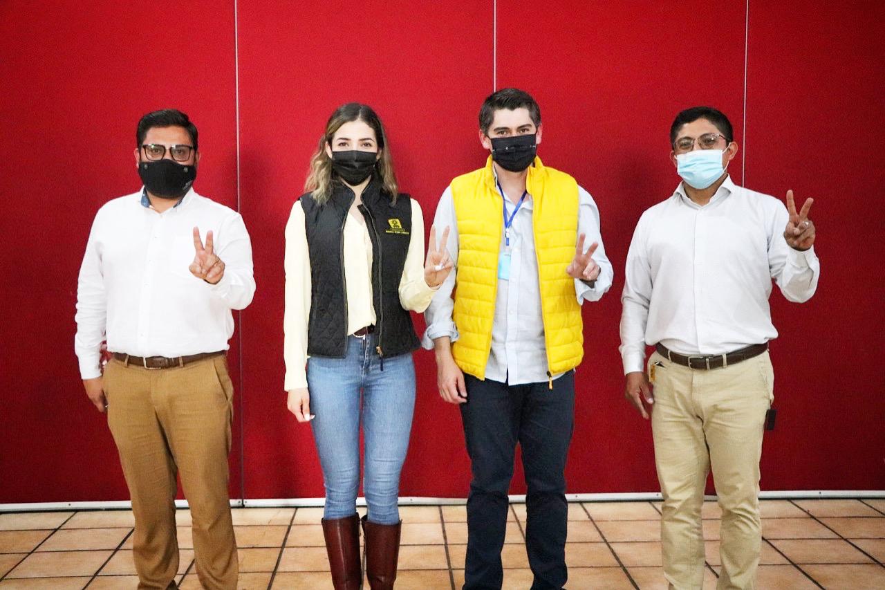 Militantes y simpatizantes del PRD entablan diálogo con Ixtláhuac Orihuela.
