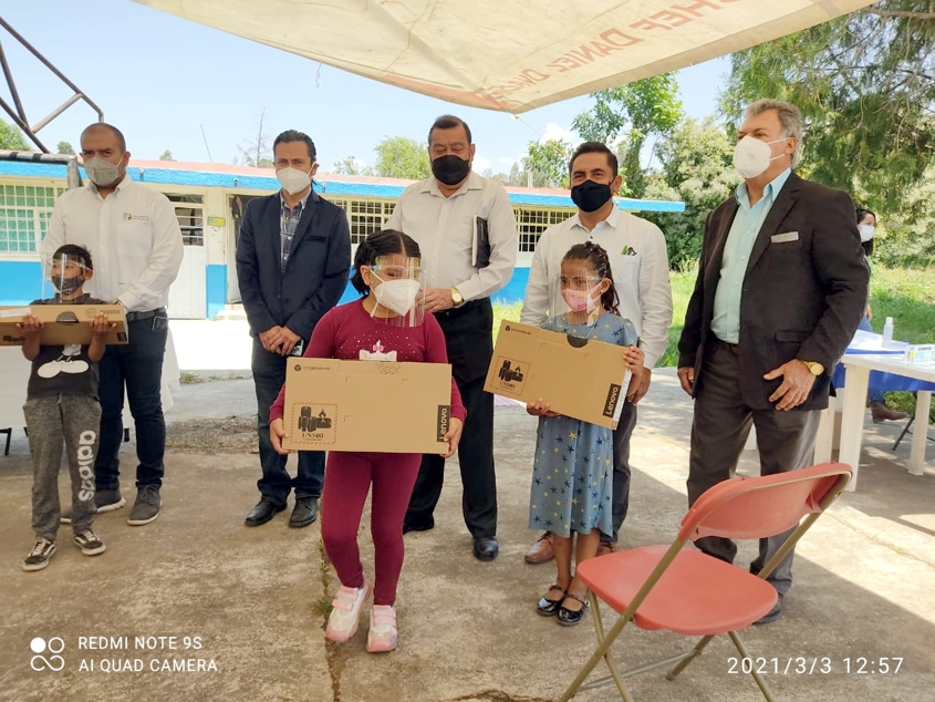 Alumnos de Curungueo recibieron computadoras del programa Escuela Solidaria