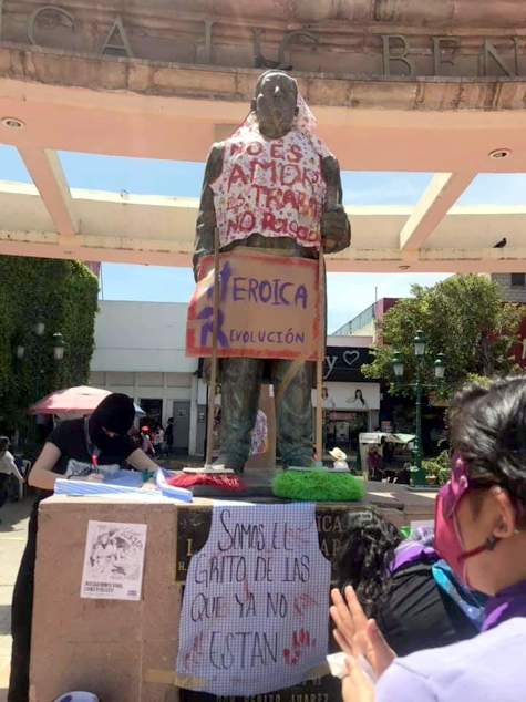 En el día de la mujer colectivos feministas, exhibieron a agresores y colocaron mandiles a sitios históricos