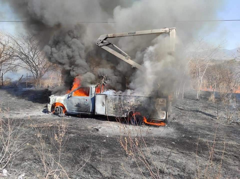 Se incendia camión de CFE en Huetamo.