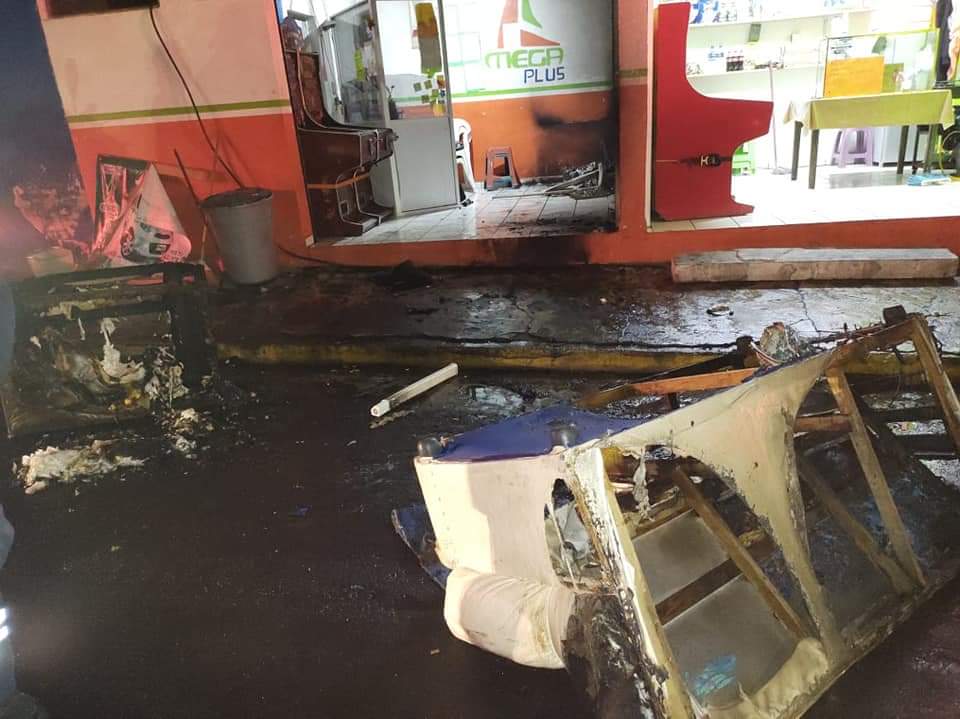 Incendio en oficina de taxis Mega Plus, deja perdidas materiales en Zitácuaro.