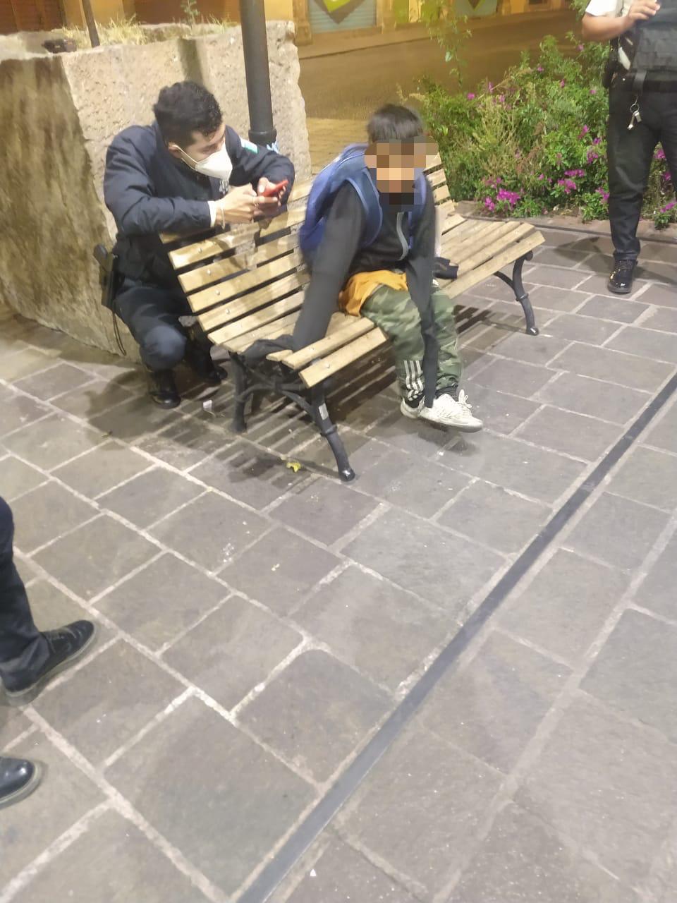 Menor de edad se refugia en la calle al sufrir maltrato en su casa, Policía de Morelia logra resguardarlo.