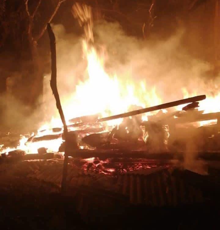 Incendio dejó en cenizas una vivienda