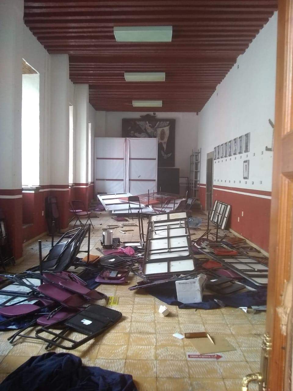 Un grupo de personas de la comunidad indígena de Santa Fe de La Laguna, llegaron a la sede de la Presidencia Municipal y la destrozaron en su totalidad
