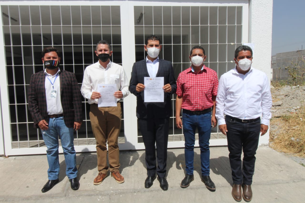 Octavio Ocampo Córdova presentó de forma simbólica la notificación del registro como candidato a diputado federal de la alianza Va Por México