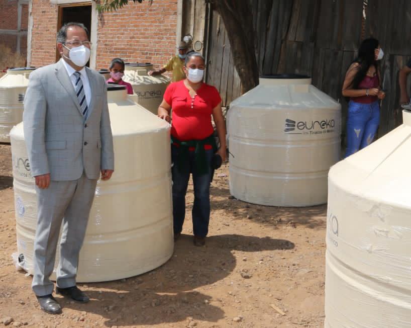 Entregan 13 tinacos dentro del Programa Material Subsidiado a familias de la colonia La Monarca