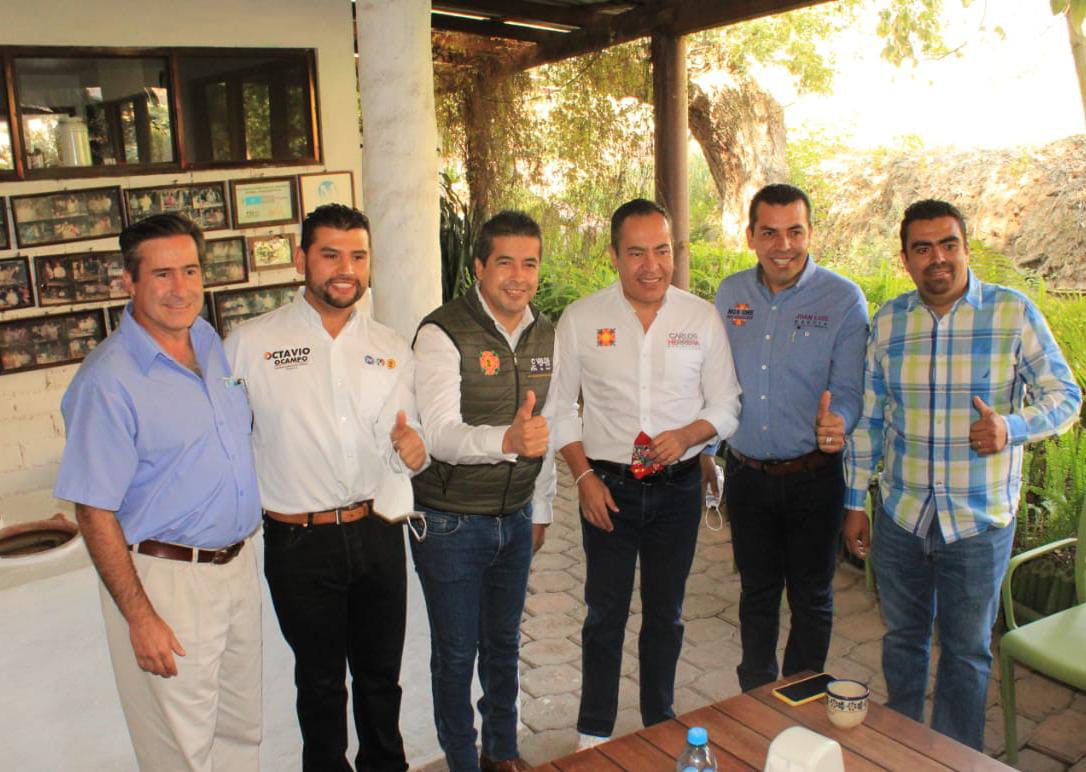 Sixto Manuel Blanco Nateras, representante del Comité de la Defensa de la 4T en Tuxpan y Omar López Blancas, dirigente del Partido del Trabajo en el mismo municipio, anunciaron en rueda de prensa que se sumarán a los trabajos de la alianza que integran PRI, PAN y PRD