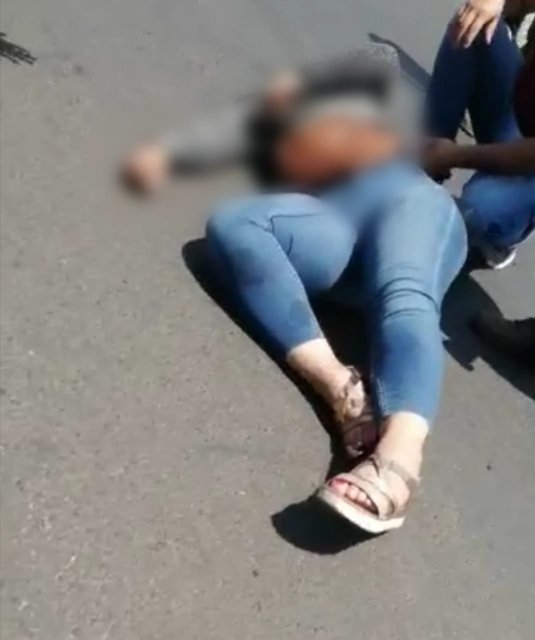 Una joven pareja resultó gravemente lesionada al ser atropellada