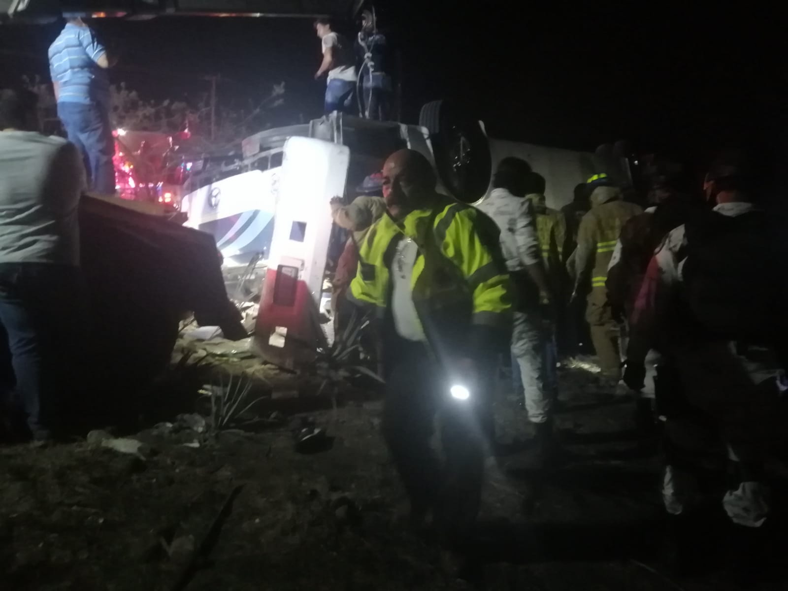 Cinco personas perdieron la vida y 20 resultaron lesionadas al volcar un autobús en Sahuayo