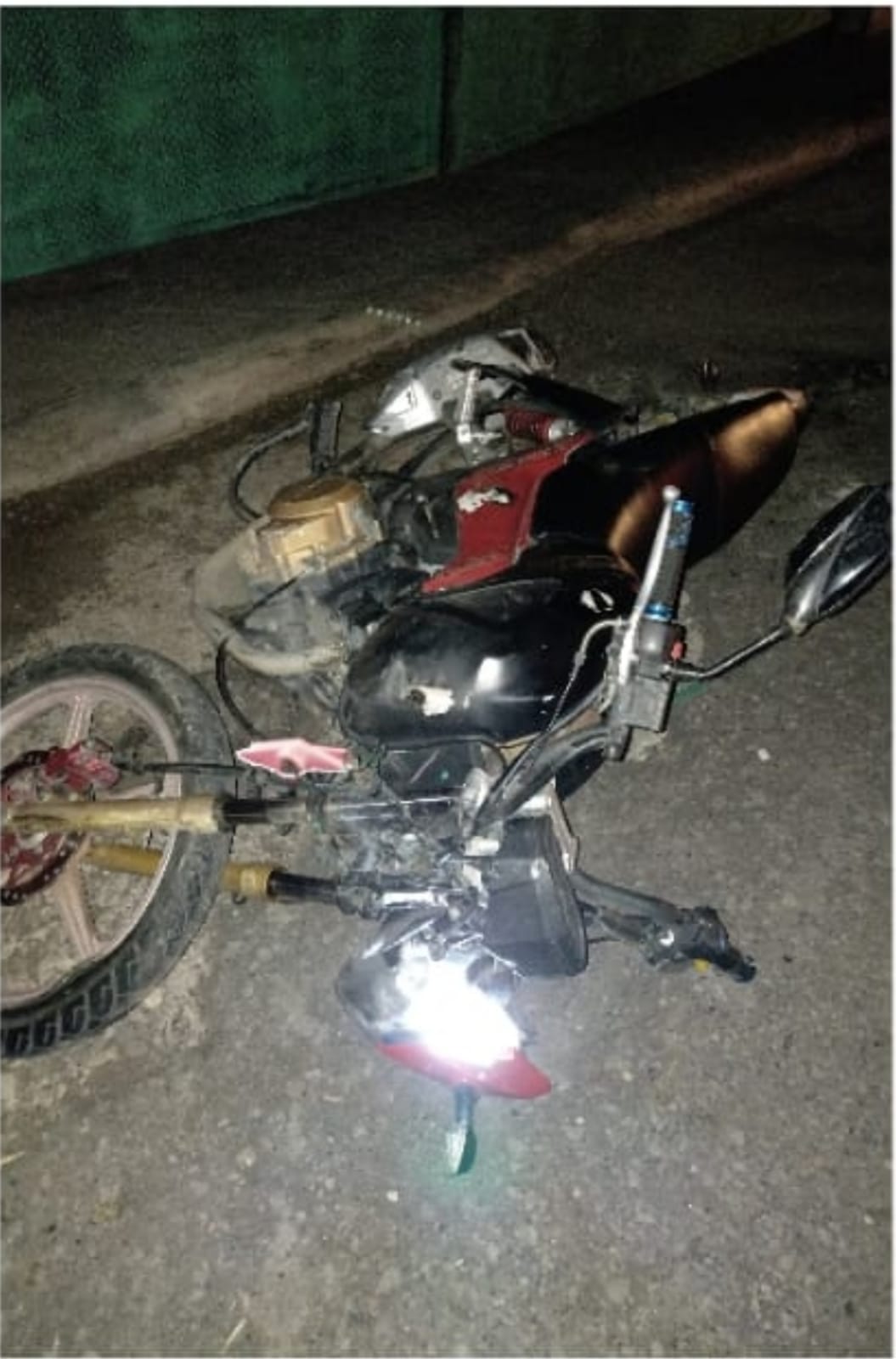 2 jóvenes resultaron lesionados al derrapar la motocicleta en la que viajaban; en Maravatio