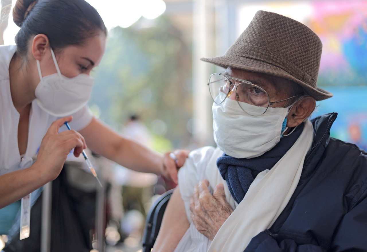 Adultos mayores, los más vulnerables ante variantes de COVID-19