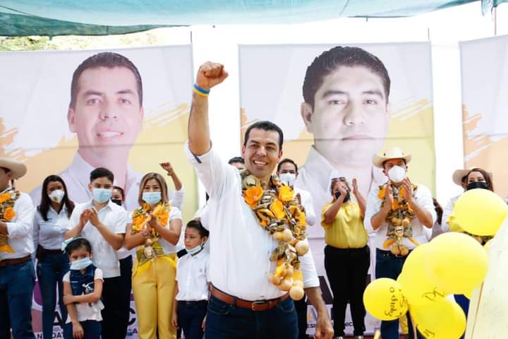Arropado, Juan Luis García cierra campaña en Huetamo
