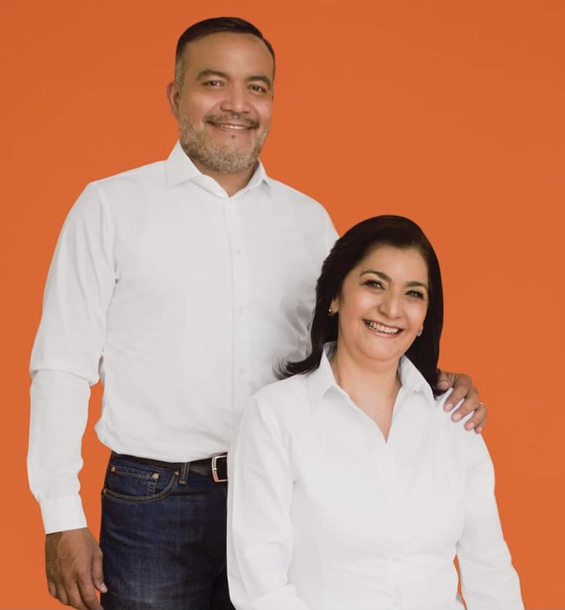 Me siento orgulloso de presentar a la mujer con la que haré equipo en el Gobierno Municipal, una persona de trabajo, profesional y siempre integra, Maestra Paty Peña, Síndico Municipal: Bladimir Ponce