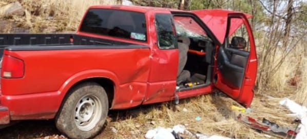 Vuelca camioneta en los tepetates