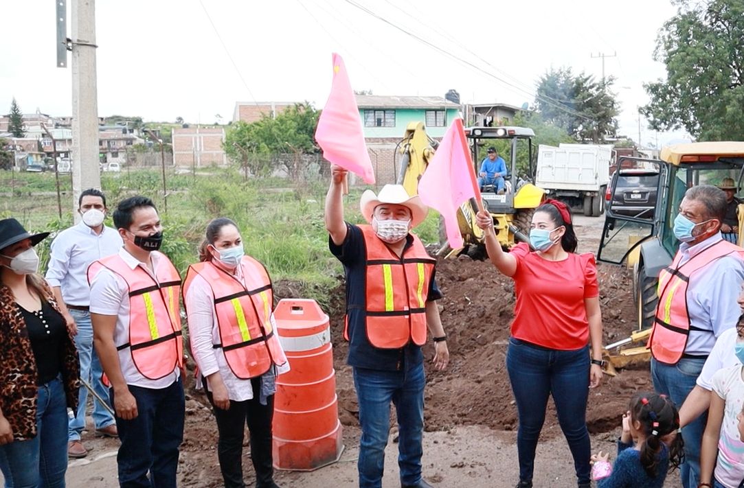 Tony Martínez arranca pavimentación en Hidalgo